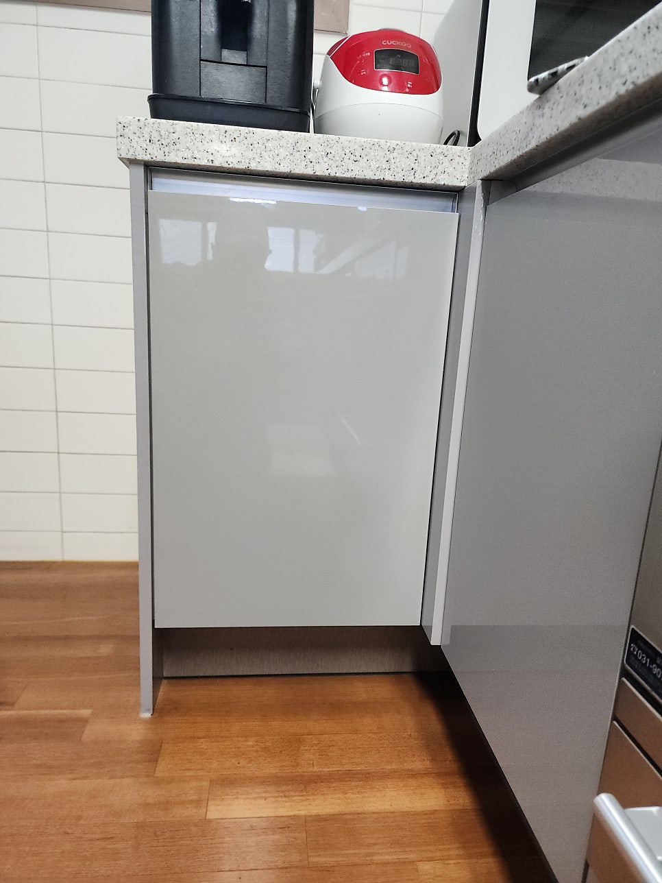 조리대 아래에 닫힌 문짝이 있는 기존 싱크대 하부장
