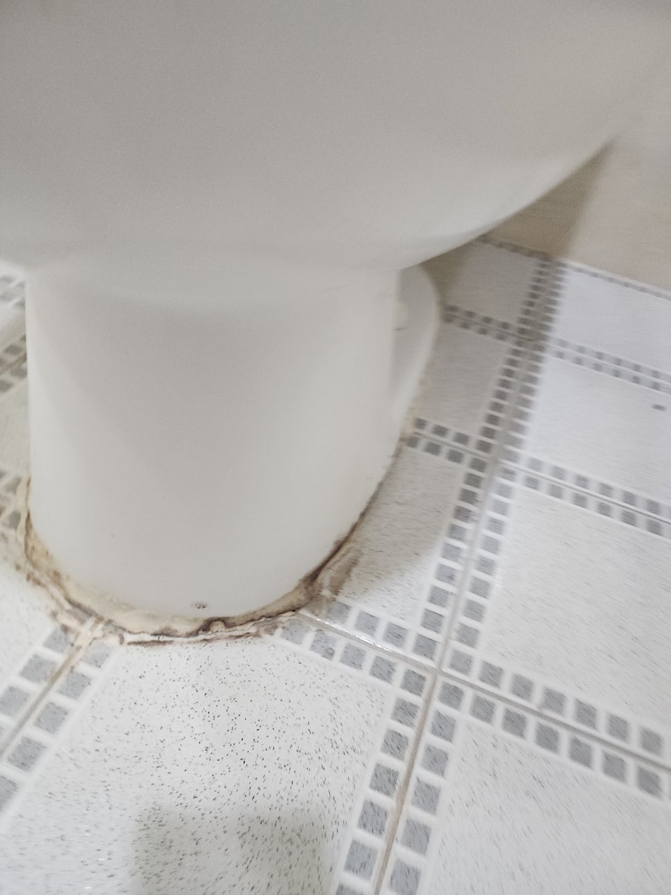 기존 변기 하단과 바닥 접합부에 남은 백시멘트 상태