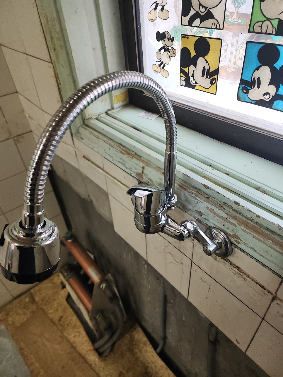 설치 후 벽에 고정된 코브라 수전의 몸체와 헤드