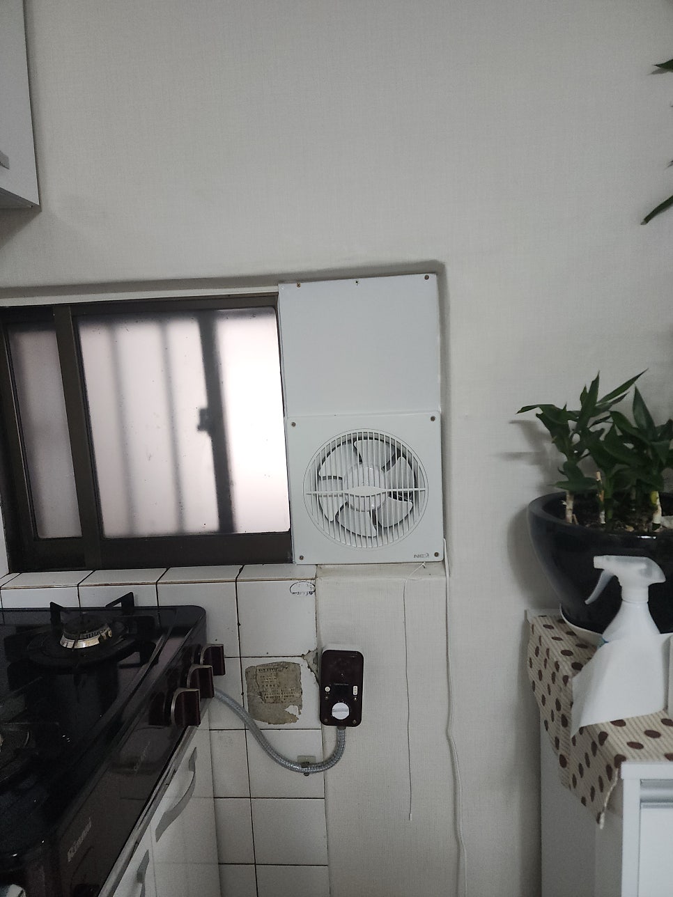 창문 옆 막음판에 설치된 환풍기와 정리된 전원선