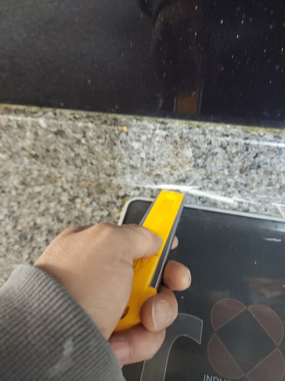 상판 가장자리의 실리콘 잔여물을 정리하는 모습