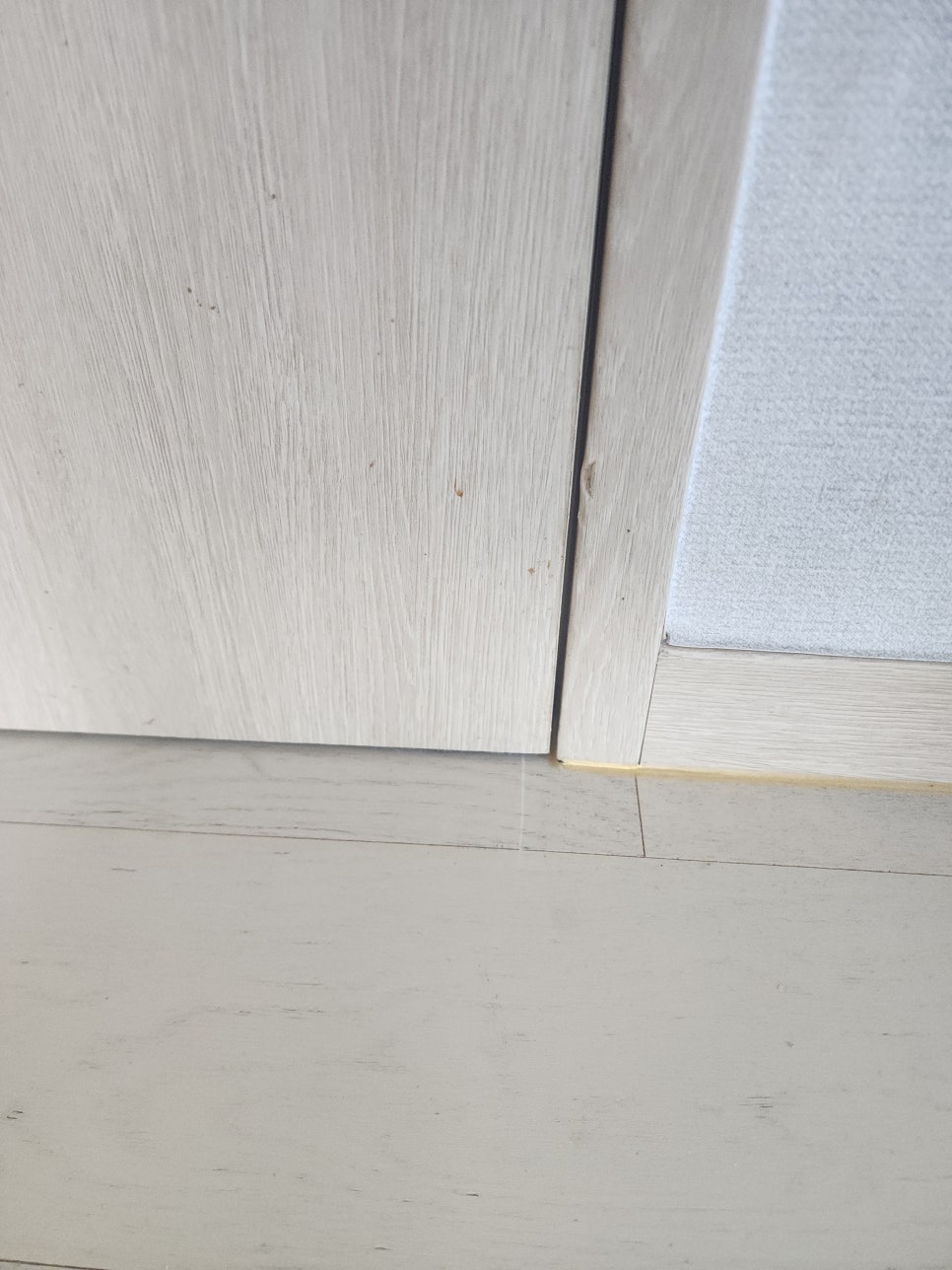 재설치한 방문 하단과 바닥 사이에 생긴 간격