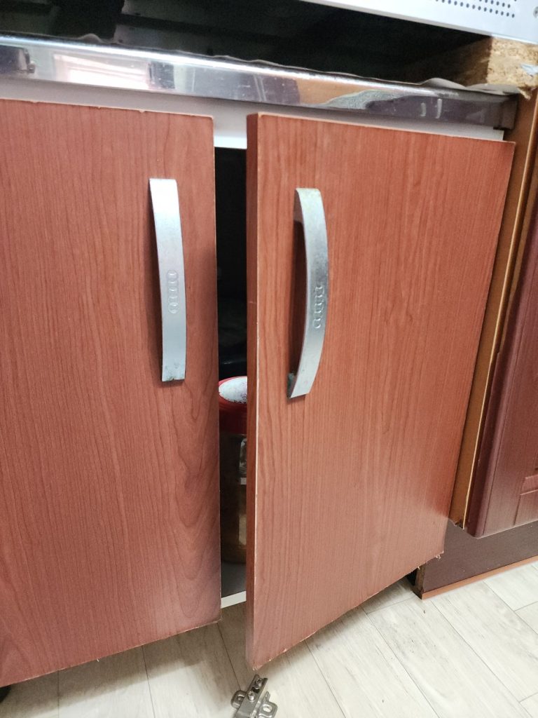 하남 싱크대 문짝 경첩 교체 경첩 조정 수리