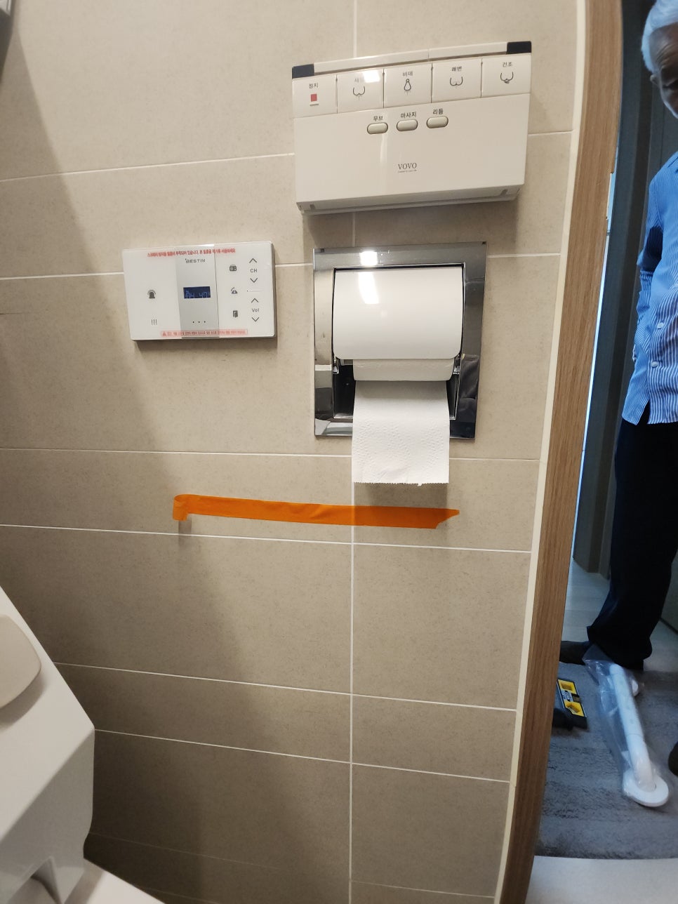 타일 벽면에 안전바 설치 위치를 표시한 욕실