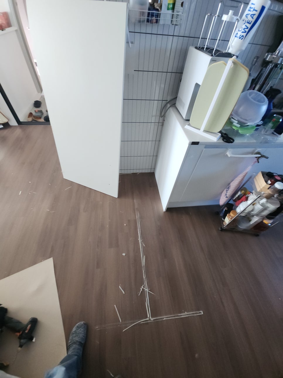 상판을 분리한 뒤 남아 있는 아일랜드장 하부 측면판과 바닥 접합부