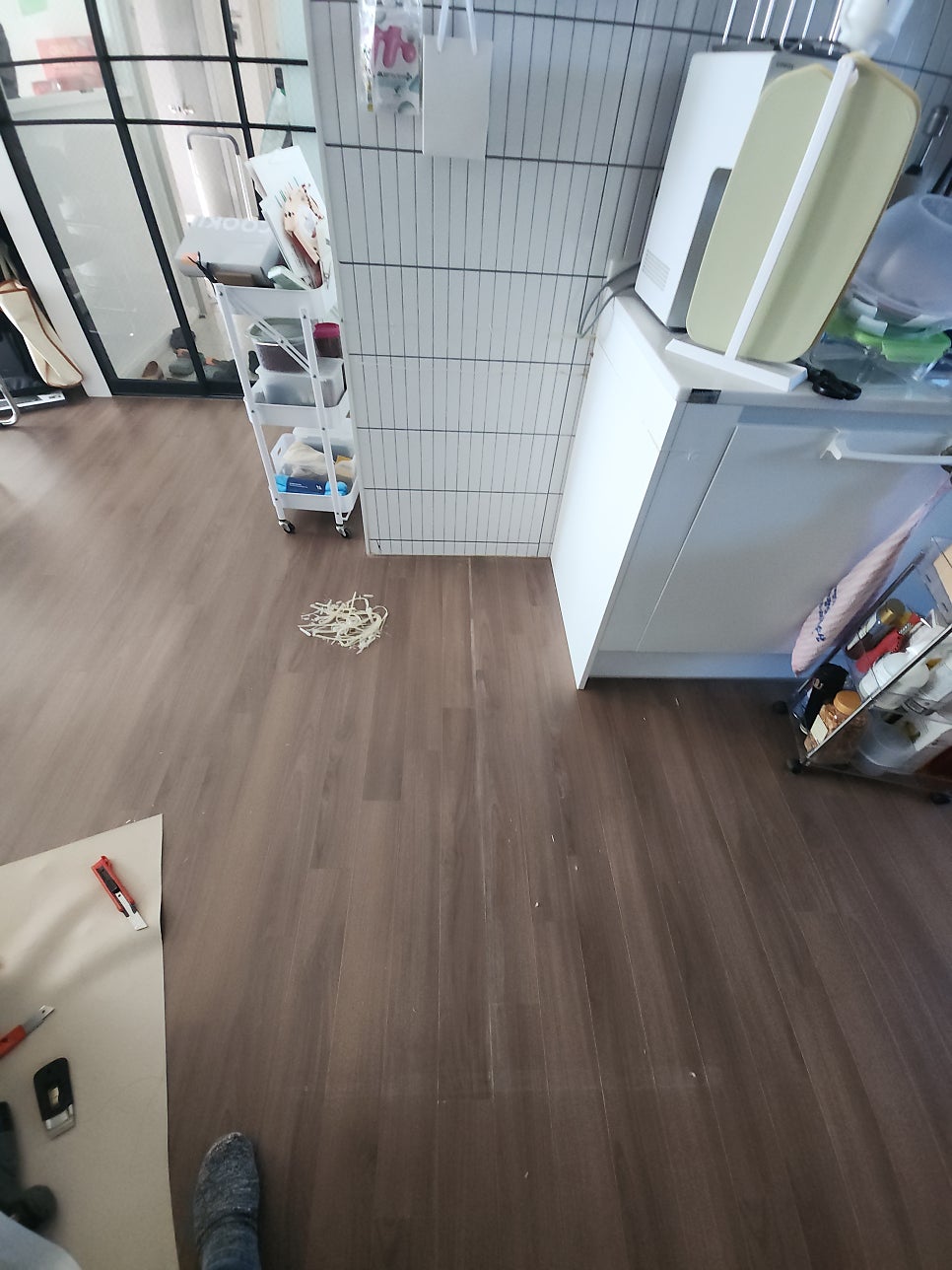 마루 바닥에 모아 둔 제거된 실리콘 조각과 잔여물