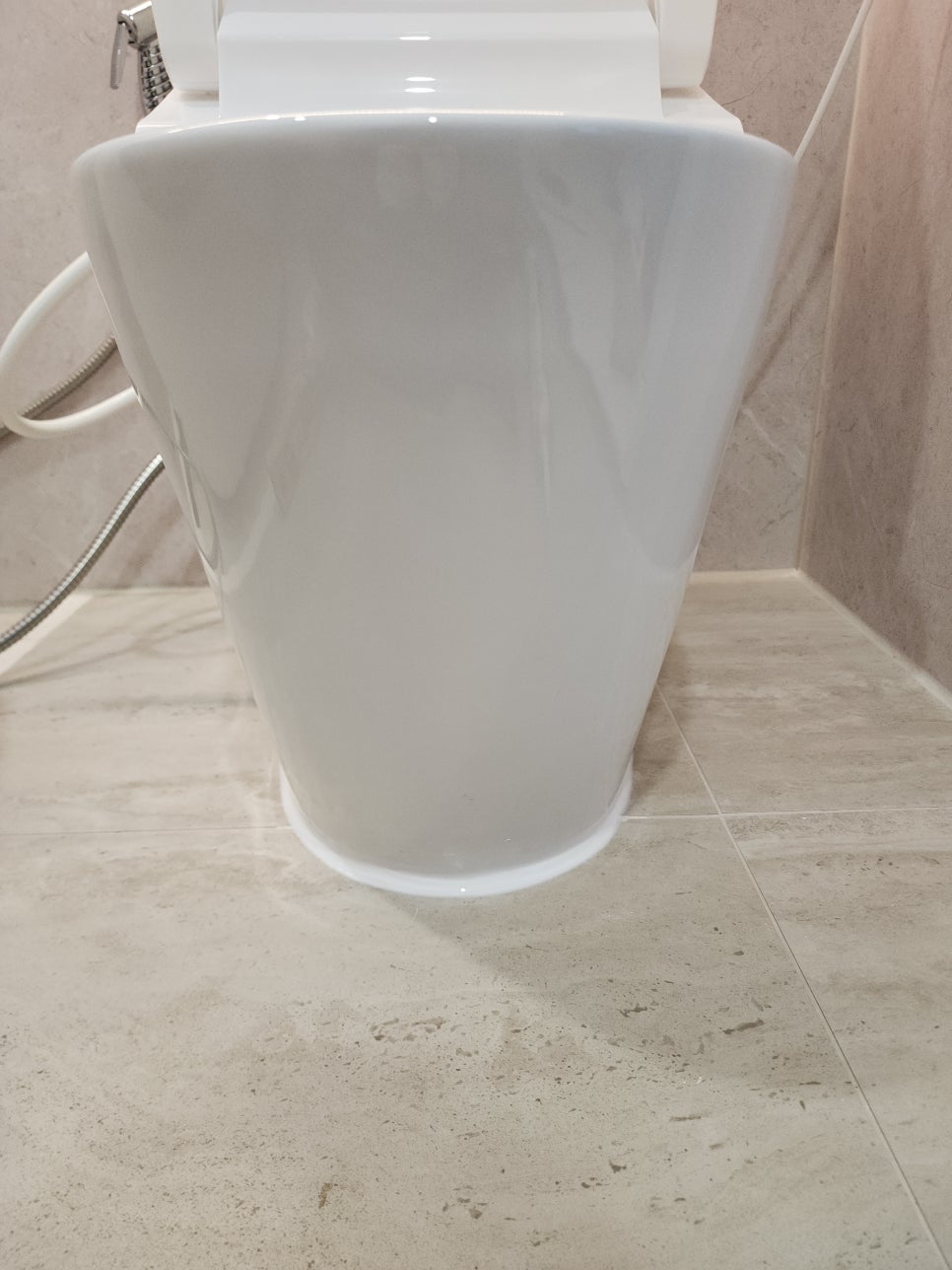 변기 전면 하부에 새 실리콘 마감을 마친 모습