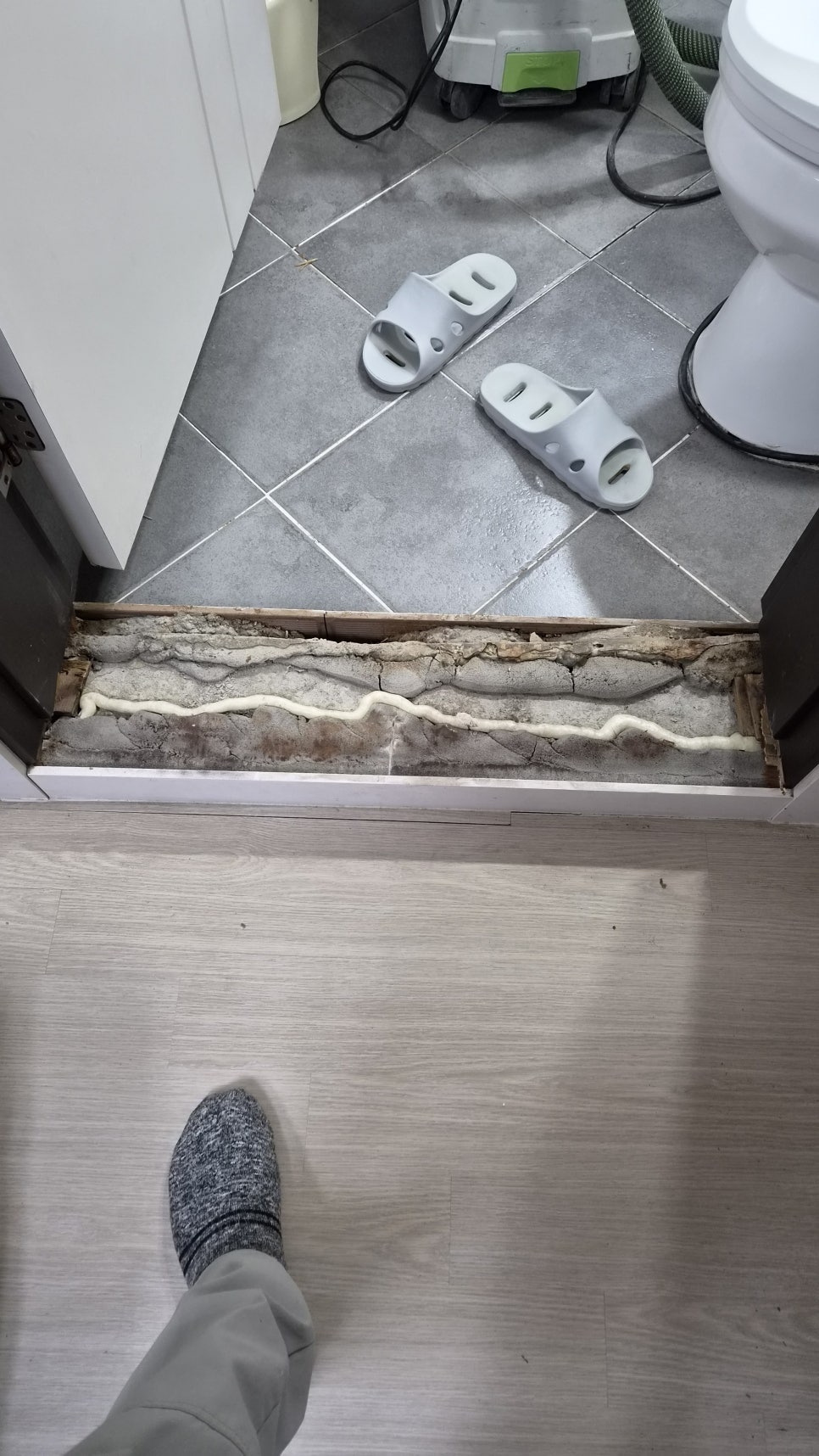 철거한 문턱 자리에 남은 몰탈과 접착 흔적