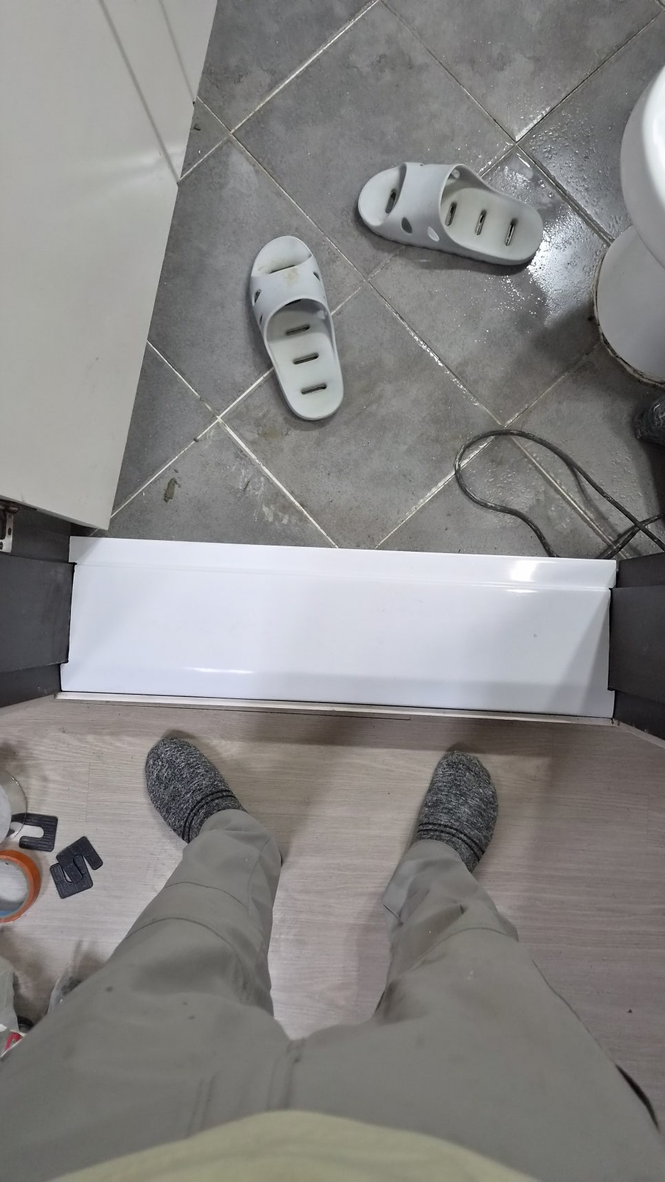 흰색 인조대리석 문지방 안쪽에 몰탈을 채운 모습