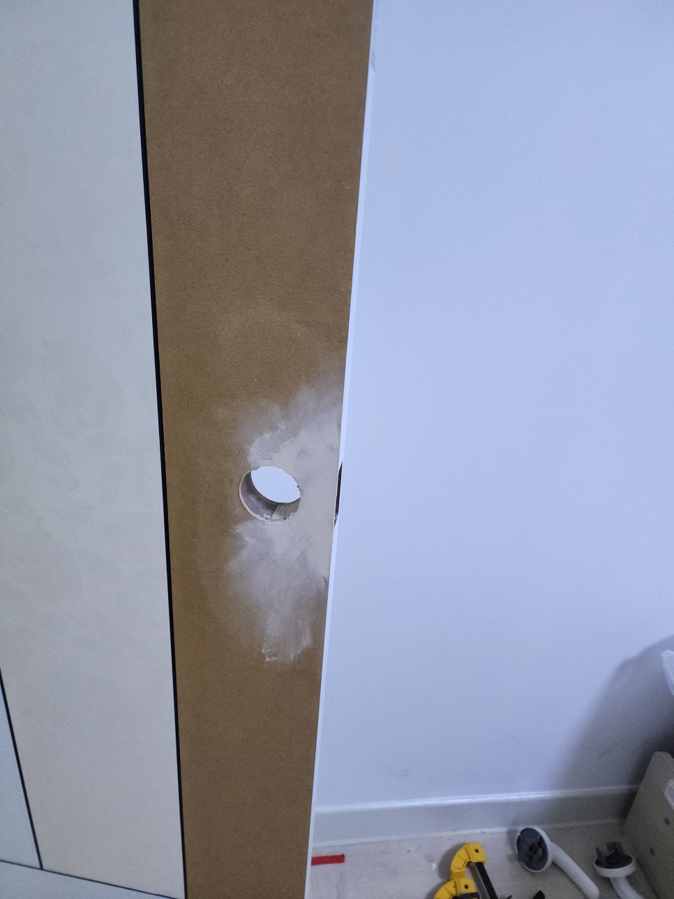 기존 필름을 걷어낸 문짝에 퍼티로 바탕면을 정리한 상태
